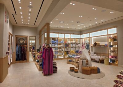Zona comercial de Mango Home con exposición de decoración y textil