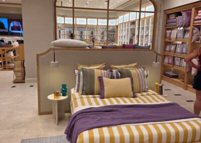 Recreación de dormitorio con mobiliario y textiles de Mango Home