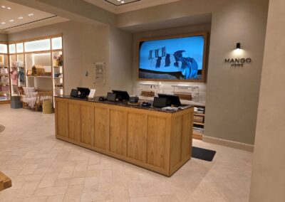 Zona de recepción y caja del nuevo establecimiento Mango Home