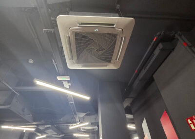 Cassette de techo del sistema VRV Haier instalado en gimnasio Synergym