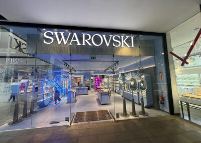 Fachada de la tienda Swarovski en Las Rozas con climatización realizada por CLIMARFRICA
