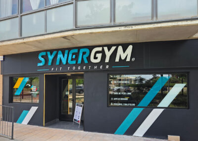 Fachada de gimnasio Synergym climatizado por Climarfrica en Zaragoza