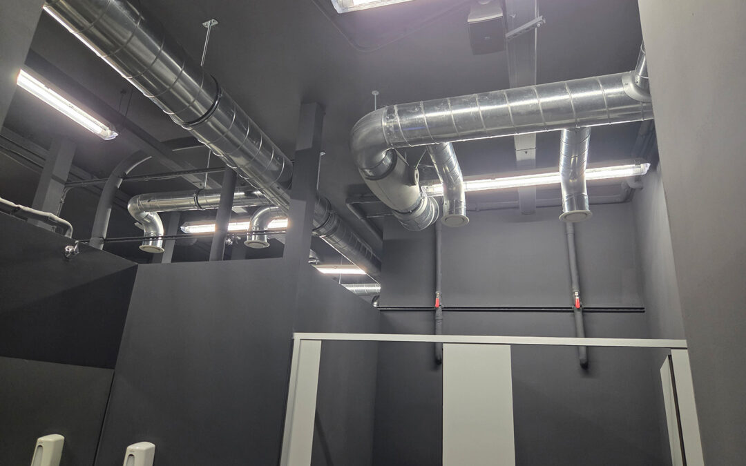 Conductos de ventilación y extracción de aire en gimnasio Synergym