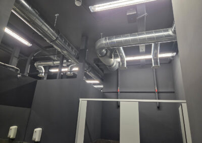 Conductos de ventilación y extracción de aire en gimnasio Synergym